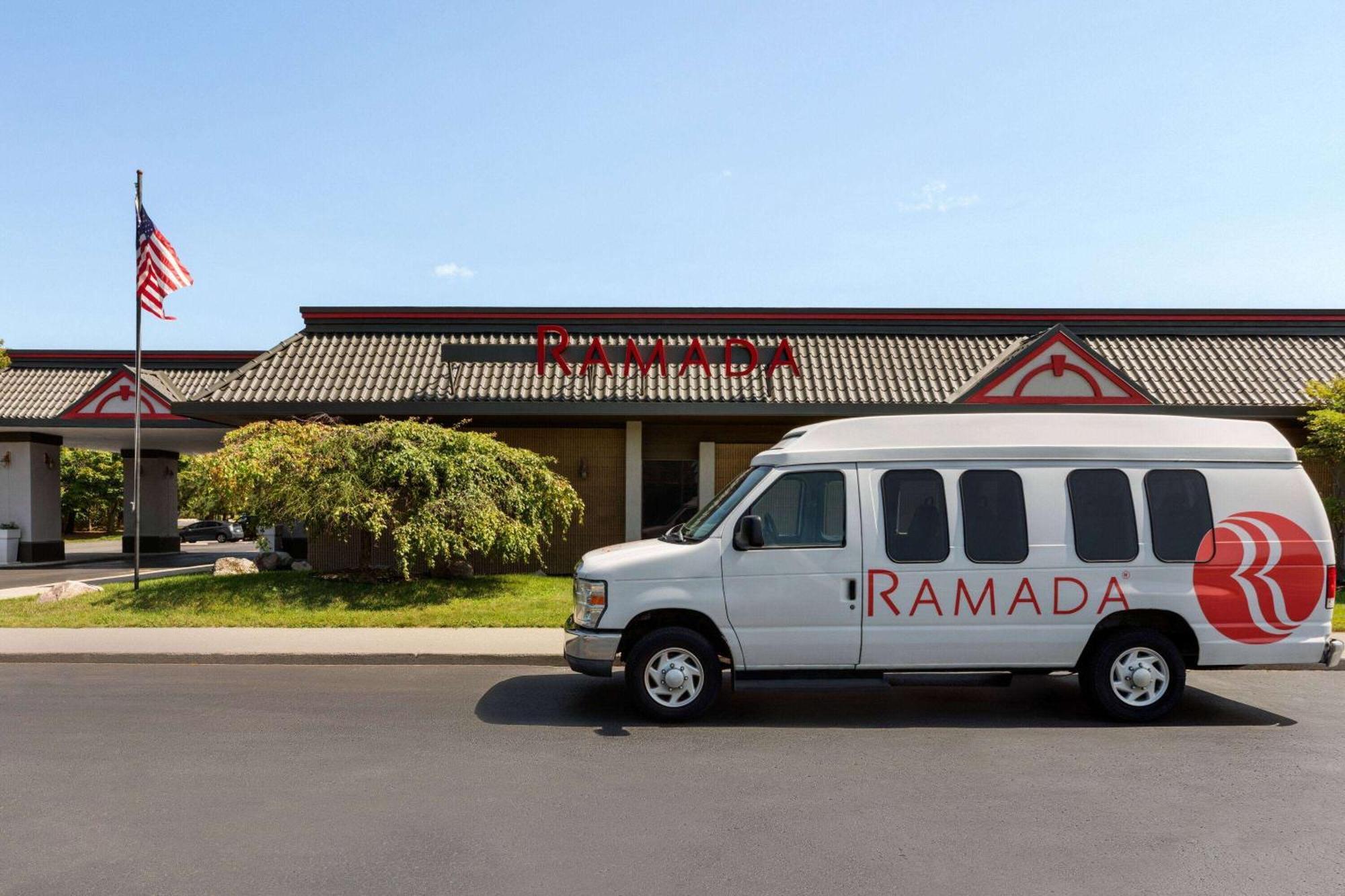 Hotel Ramada By Wyndham Alpena Exterior foto