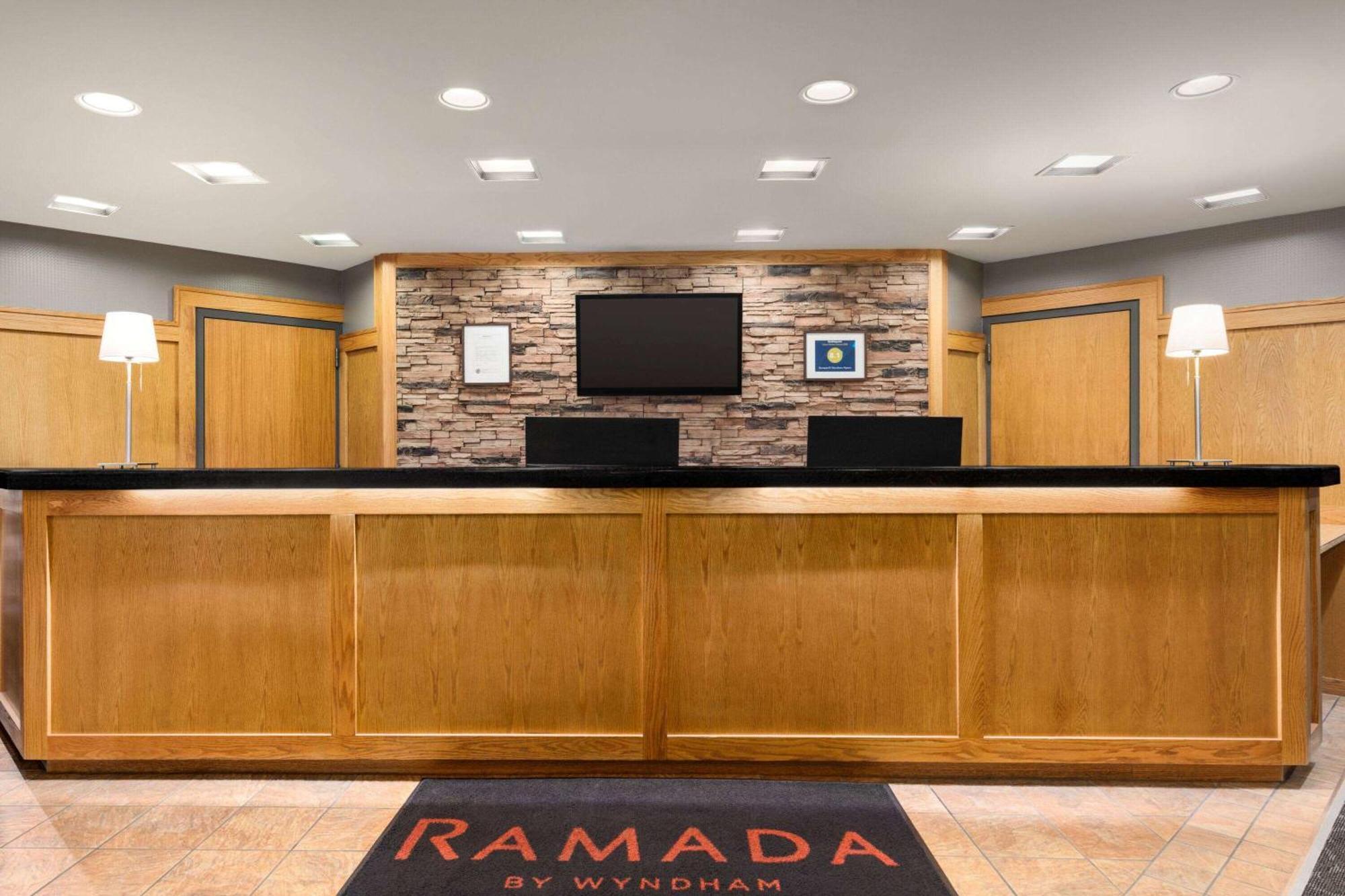 Hotel Ramada By Wyndham Alpena Exterior foto